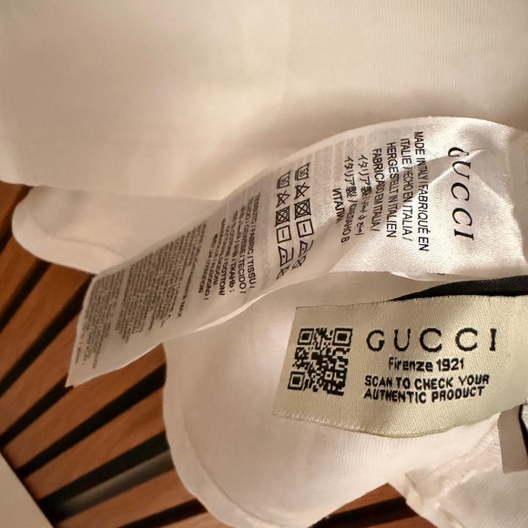 Gucci Cream Tee with Black Graphic - Picture 4 of 6